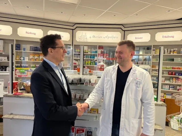 Handschlag zur Übergabe in der Marien-Apotheke Beverstedt