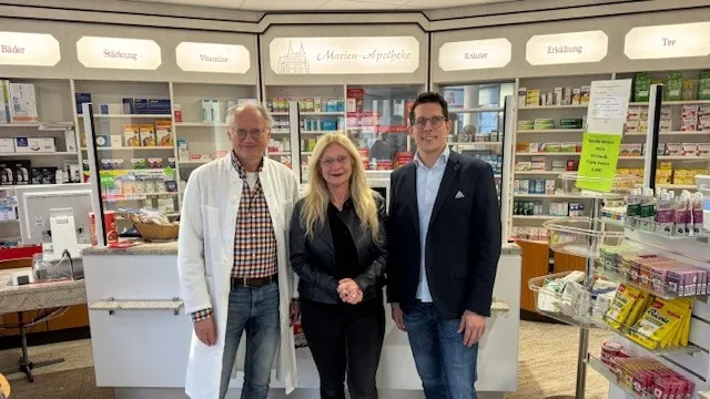 Übergabe der Marien-Apotheke in Beverstedt: Dr. Völsch, Frau Völsch und Valentin Cara