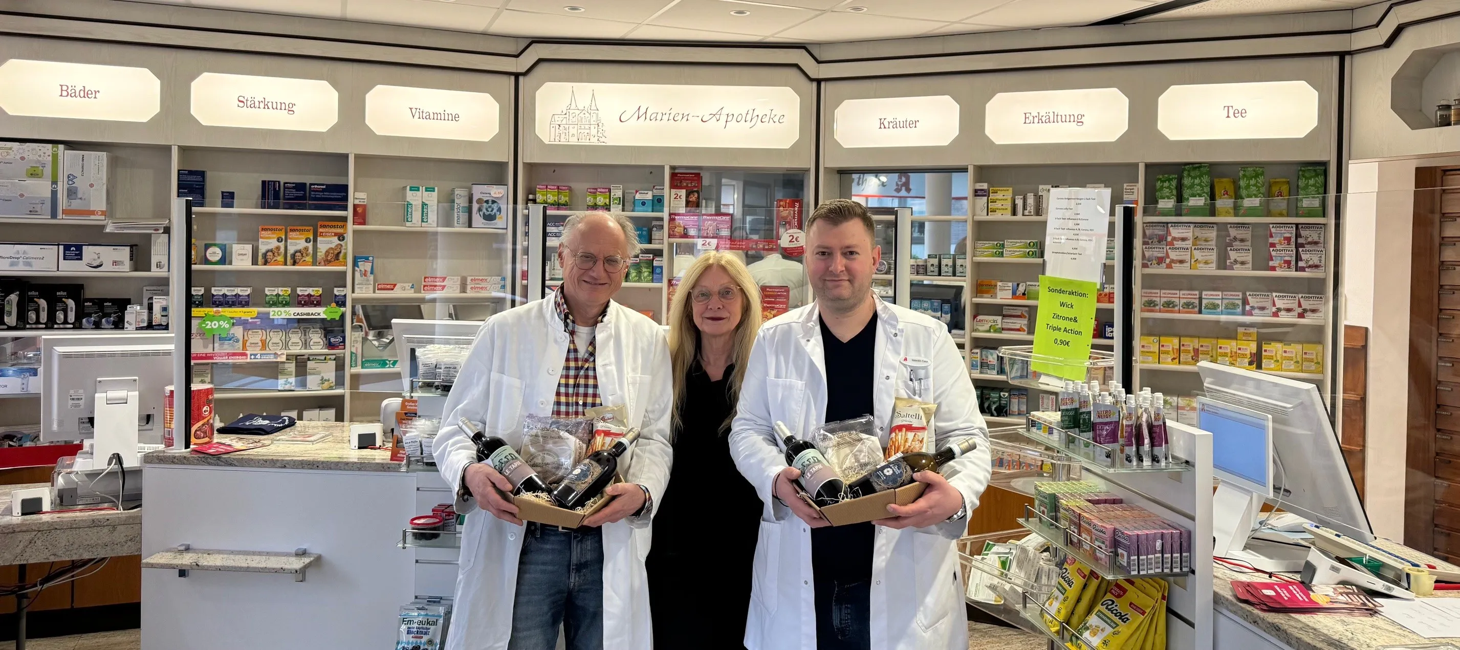 Dr. Völsch, Frau Völsch und Nachfolger Valentin Cara in der Marien-Apotheke