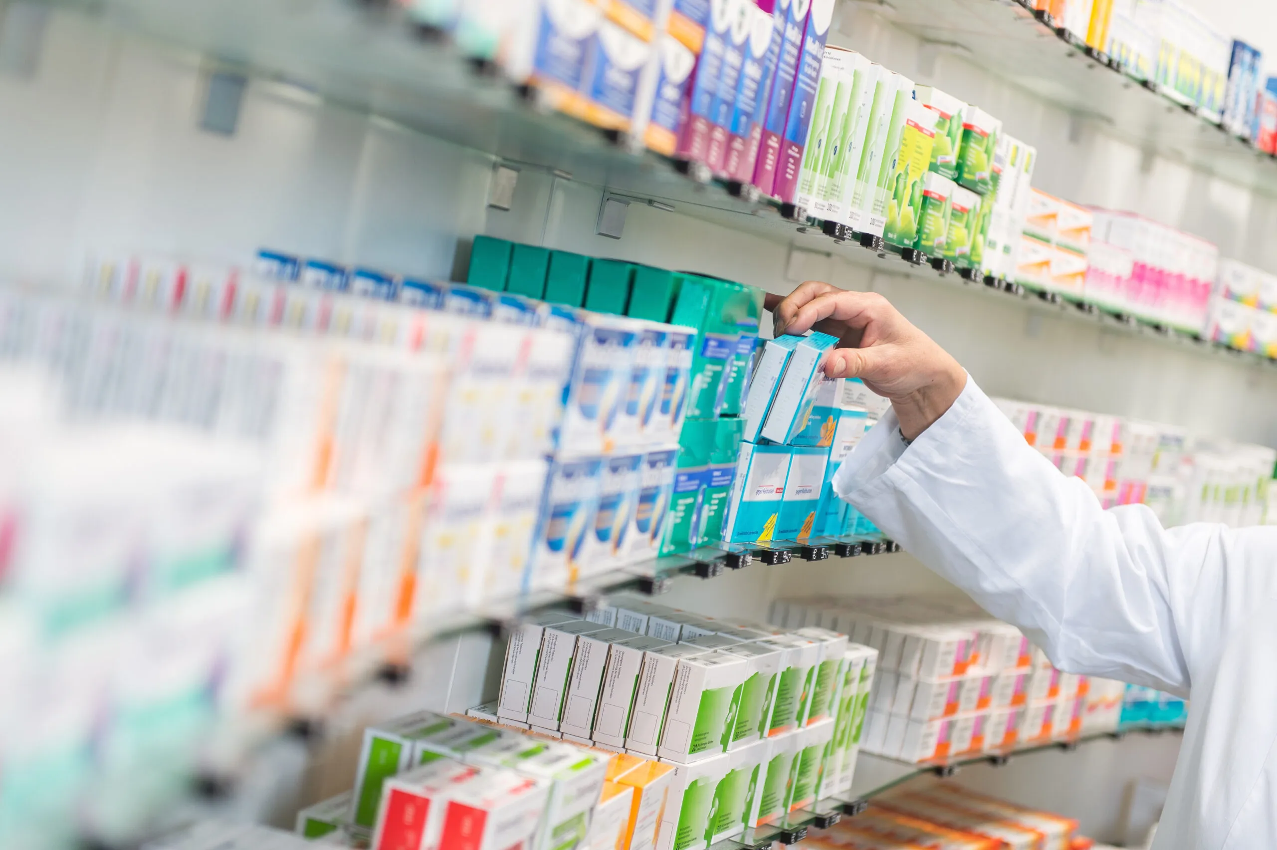 Apothekerin berät eine Kundin am Tresen