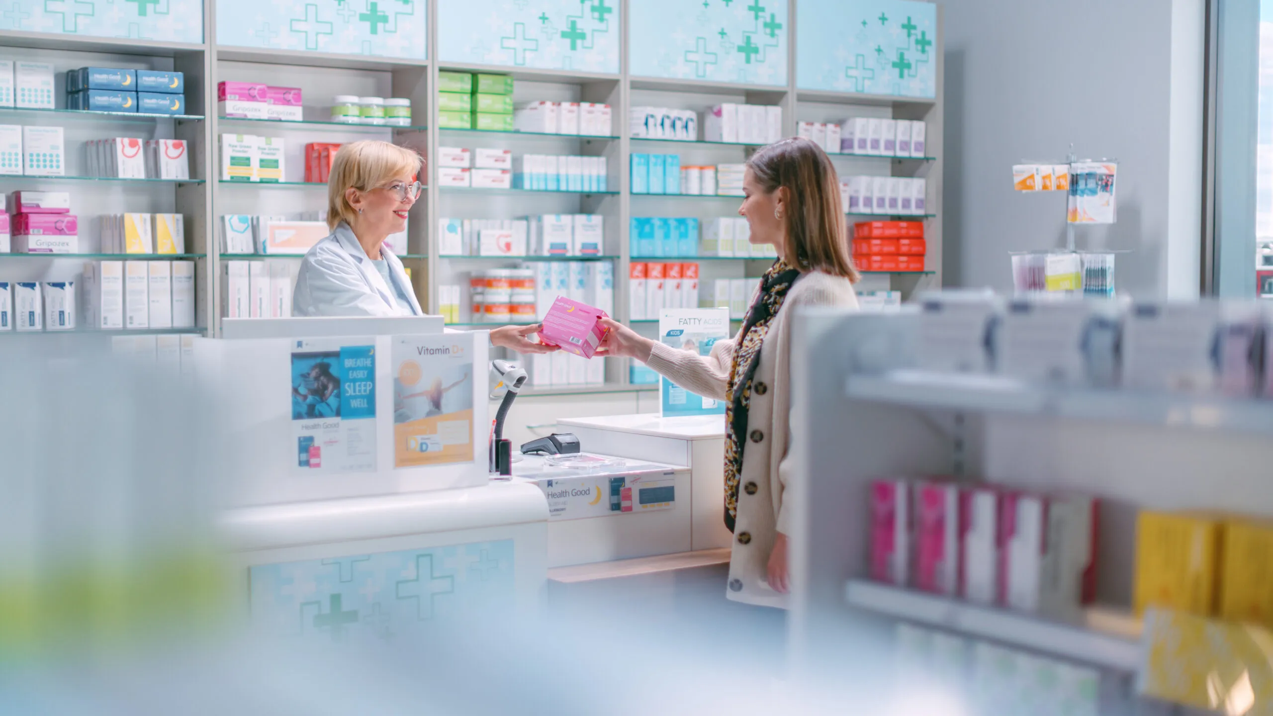 Apothekerin prüft Zahlen auf einem Tablet