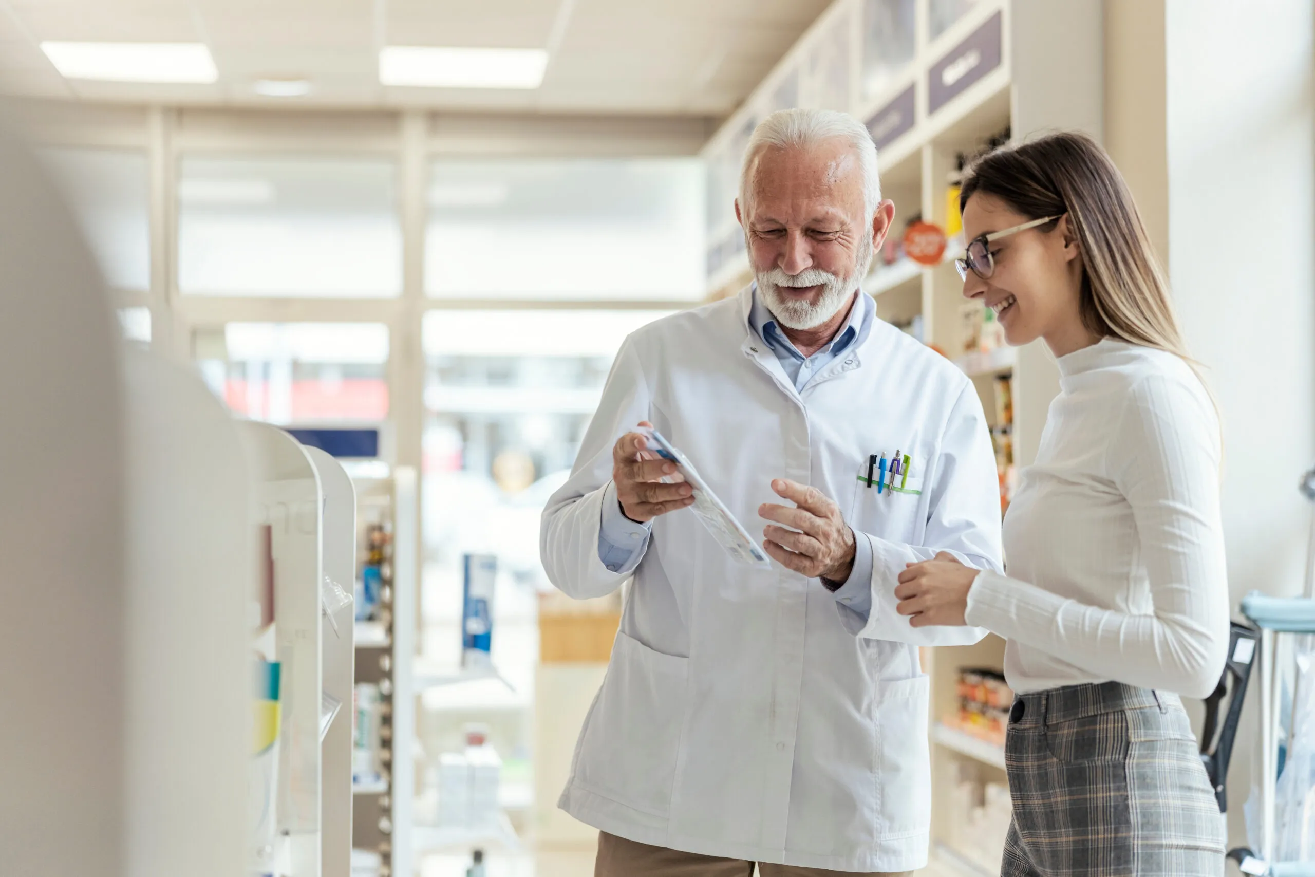 Apotheker im Gespräch in der Offizin